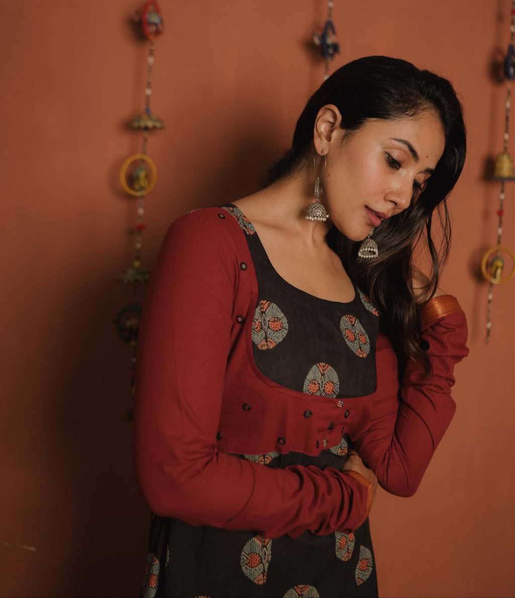 RS.650/- (50%Off on MRP Rs.1300/-) (Code - 1918 BK)