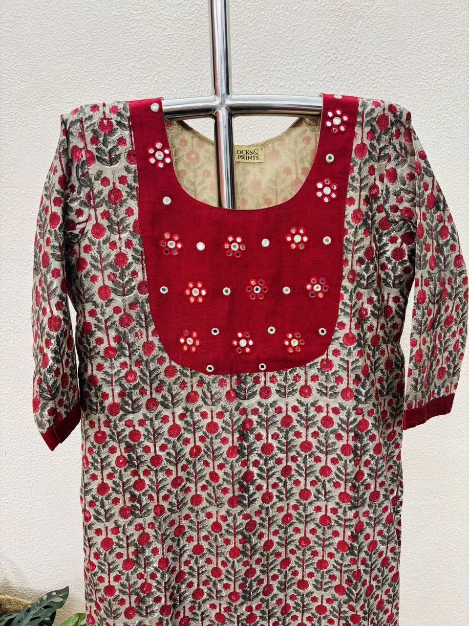 RS.950/- (50%Off on MRP Rs.1900/-)(DS-818)