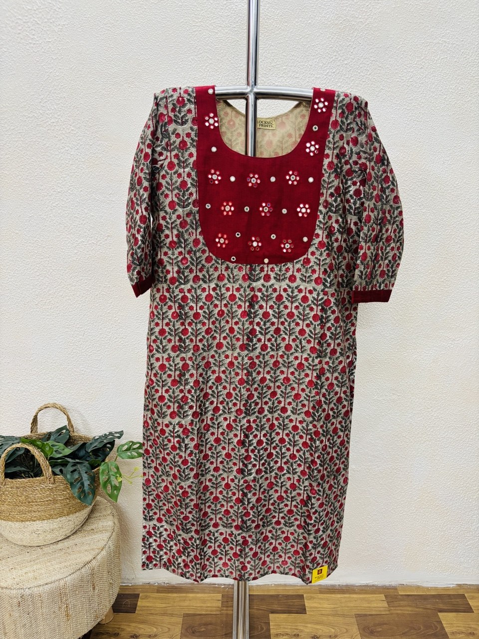 RS.950/- (50%Off on MRP Rs.1900/-)(DS-818)