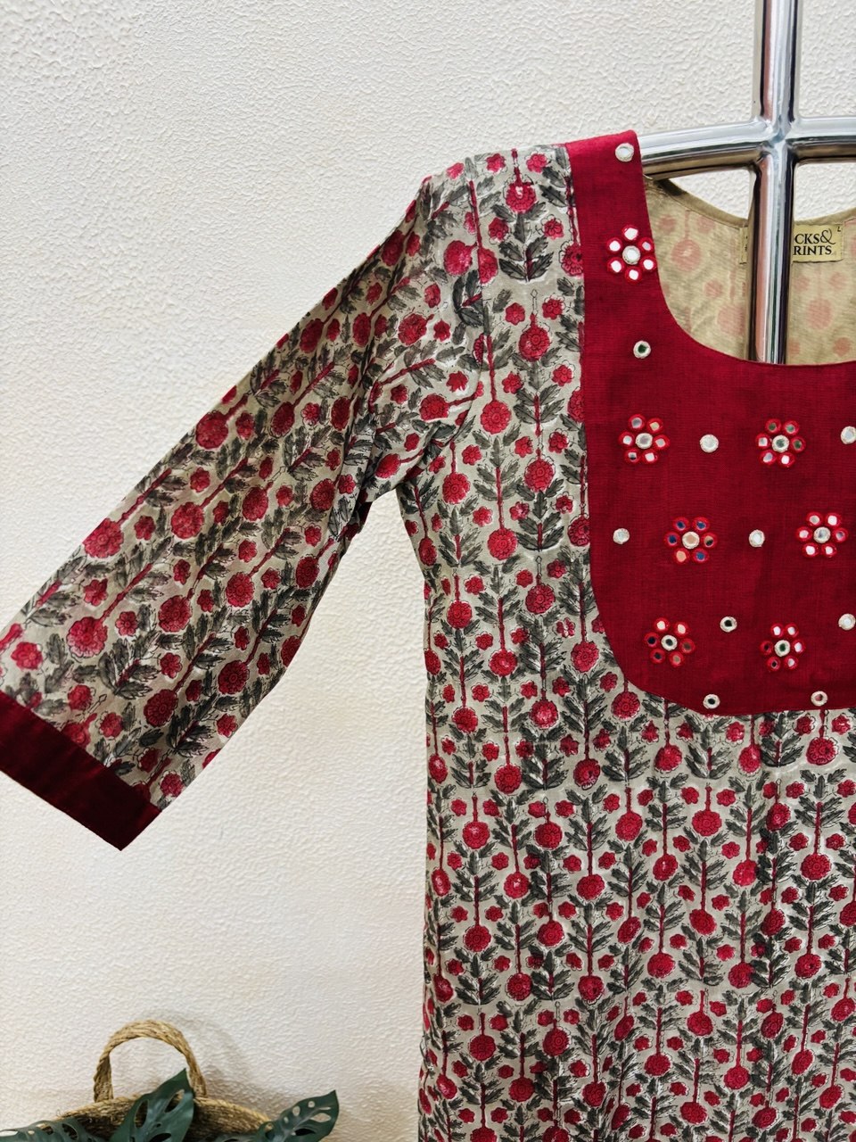 RS.950/- (50%Off on MRP Rs.1900/-)(DS-818)