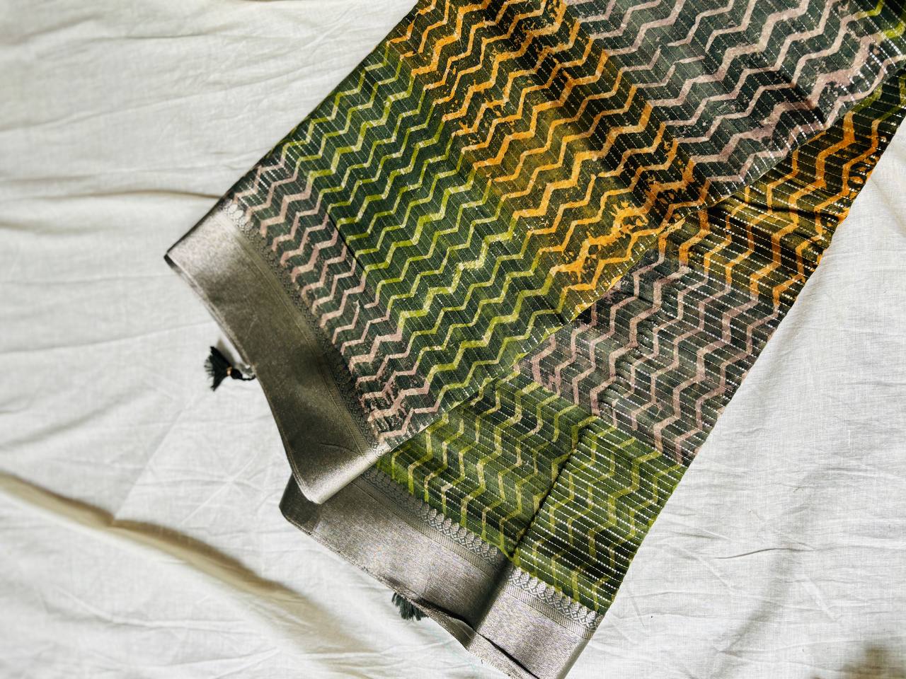 RS .1155/- (70% Off on MRP Rs.3850/-)( DS857)